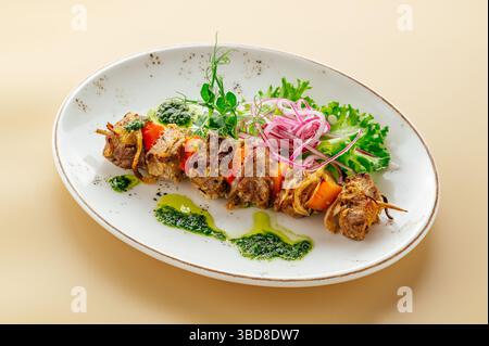 Schaschlik mit Gemüse und Kräutern auf einem Teller Stockfoto