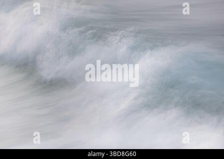 Zusammenfassung sanfter Wellen in weißem und blauem Hintergrund ICM Stockfoto