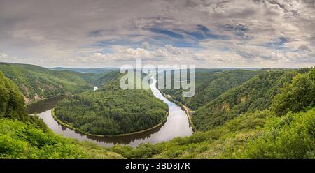 Panoramablick von oben auf den Cloef der Saar in Deutschland Stockfoto