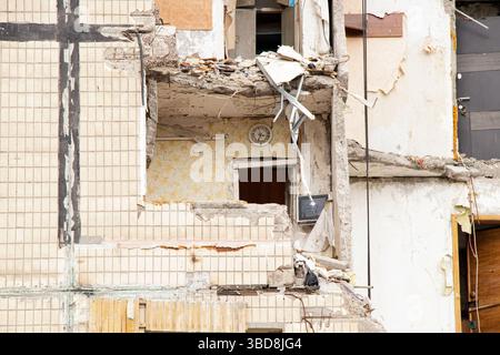 Zerstörte Wohnung nach Raketenangriff auf Dnieper in der Ukraine, Spuren von Krieg, Trümmern, Beobachtung gestoppt Stockfoto