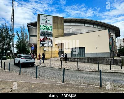 Tomar, Portugal - 17. Mai 2025: Polytechnisches Institut von Tomar. Stadtblick auf eine Sportanlage in Tomar mit architektonischen Details und Bannern Stockfoto