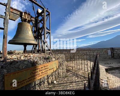 Malerischer Blick auf eine große Glocke mit Blick auf die Gran Sasso d'Italia in Civitella del Tronto, Abruzzen, Italien Stockfoto