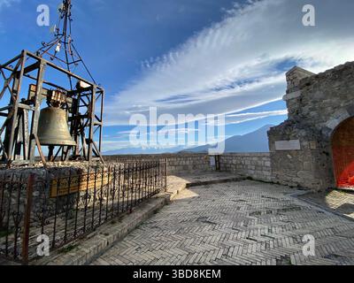Malerischer Blick auf die historische Glocke in der Festung Civitella del Tronto, einem mittelalterlichen Dorf auf einem Hügel in den Abruzzen, Italien, das Brot bietet Stockfoto