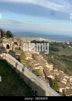 Panoramablick auf das antike Dorf Civitella del Tronto, auf einem Hügel in den Abruzzen in Italien, mit der Festung und der sur Stockfoto
