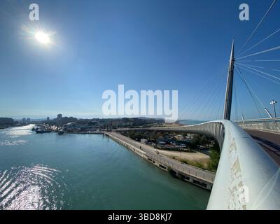 Moderne Brücke Ponte del Mare in Pescara, Italien, die den Fluss Pescara überspannt und den Hafen mit dem südlichen Strand verbindet Stockfoto