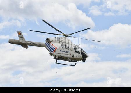 Maasmechelen, Belgien. Mai 2025. Ein Polizeihubschrauber wird am Freitag, den 23. Mai 2025, im Gebiet eines Waldbrandes in der Mechelse Heide gesehen. Feuerwehren aus der Ost-Limburger Rettungszone wurden am Donnerstag, den 22. Mai 2025 Abend gegen 21.00 Uhr zu einem Waldbrand in der Mechelse Heide auf dem Gebiet von Maasmechelen und AS massenhaft ausgerufen. BELGA FOTO JILL DELSAUX Credit: Belga News Agency/Alamy Live News Stockfoto