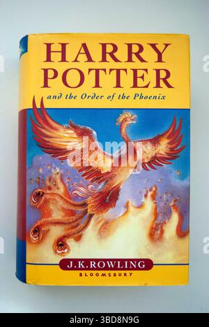 J. K. Rowlings Buch Harry Potter und der Orden des Phönix isoliert weiß. Kiew, Ukraine - 04-05-2025. Stockfoto