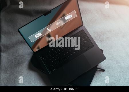 Customer Service-Konzept Des Technical Support Centers. Laptop mit VR-Schnittstelle für Support-Kunden. Callcenter-Kundenservice rund um die Uhr. Stockfoto