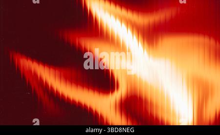 Grunge abstrakter Hintergrund. Beschädigtes Kristallfeuer. Orangefarbenes Störgeräusch auf dunkler, zerkratzter Textur mit Staub. Stockfoto