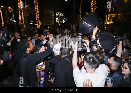 Cannes, Frankreich. Mai 2025. Charli XCX kommt am 15. Mai 2025 bei der Magnum Party in der Menge an, während er während des 78. Festivals de Cannes in Cannes, Frankreich, ein Eis isst (Foto: Alessandro Bremec/NurPhoto). Quelle: NurPhoto SRL/Alamy Live News Stockfoto