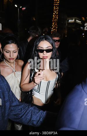 Cannes, Frankreich. Mai 2025. Charli XCX kommt am 15. Mai 2025 bei der Magnum Party in der Menge an, während er während des 78. Festivals de Cannes in Cannes, Frankreich, ein Eis isst (Foto: Alessandro Bremec/NurPhoto). Quelle: NurPhoto SRL/Alamy Live News Stockfoto