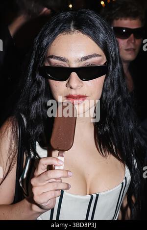 Cannes, Frankreich. Mai 2025. Charli XCX kommt am 15. Mai 2025 bei der Magnum Party in der Menge an, während er während des 78. Festivals de Cannes in Cannes, Frankreich, ein Eis isst (Foto: Alessandro Bremec/NurPhoto). Quelle: NurPhoto SRL/Alamy Live News Stockfoto