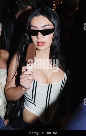 Cannes, Frankreich. Mai 2025. Charli XCX kommt am 15. Mai 2025 bei der Magnum Party in der Menge an, während er während des 78. Festivals de Cannes in Cannes, Frankreich, ein Eis isst (Foto: Alessandro Bremec/NurPhoto). Quelle: NurPhoto SRL/Alamy Live News Stockfoto