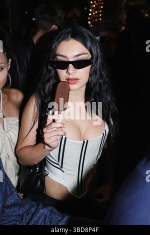 Cannes, Frankreich. Mai 2025. Charli XCX kommt am 15. Mai 2025 bei der Magnum Party in der Menge an, während er während des 78. Festivals de Cannes in Cannes, Frankreich, ein Eis isst (Foto: Alessandro Bremec/NurPhoto). Quelle: NurPhoto SRL/Alamy Live News Stockfoto
