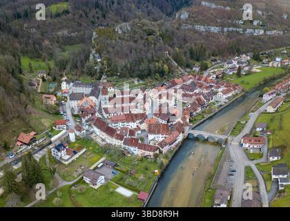 Aus der Vogelperspektive der kleinen mittelalterlichen Stadt St-Ursanne am Doubs unter dem Juragebirge in der Schweiz Stockfoto