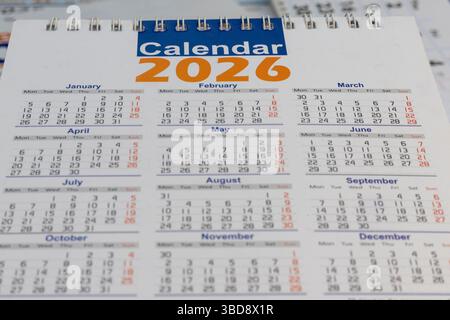 Jahreskalender 2026 am Schreibtisch Stockfoto