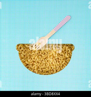 Kreatives Layout mit Cornetti-Pasta, sichtbar durch eine schalenförmige Lücke auf weißem und blauem Hintergrund. Minimales Lebensmittelkonzept. Trendige Pasta Flat Lay Idee. Stockfoto