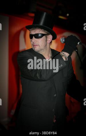 Legendärer Frontmann Shane MacGowan, elegant gekleideter Gesang im historischen Veranstaltungsort 100 Club in London mit Bandkollegen der Pogues & The Nipple Erectors 2007 Stockfoto