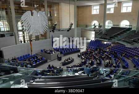 Berlin, Deutschland. Mai 2025. Blick auf den Plenarsaal in der 8. Tagung des Bundestages. Quelle: Hannes P. Albert/dpa/Alamy Live News Stockfoto