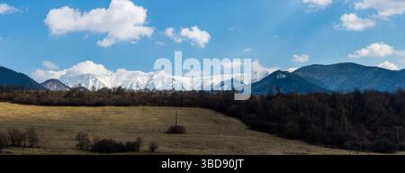 Slowakei: Panoramablick auf die Berge in der kleinen tatra. Schnee und Winter auf den Bergen Stockfoto