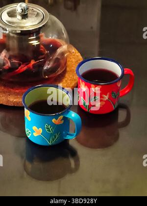 Wir servieren heiße Kräutergetränke mit einem Paar wunderschöner Tassen Stockfoto