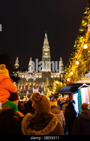 Wien, Österreich - 1.12.2018: Wiener weihnachtsmarkt, Österreich. Traditionelles weihnachtsfest in der österreichischen Hauptstadt. Verkauf auf dem Rathaus und dem Platz. Stockfoto