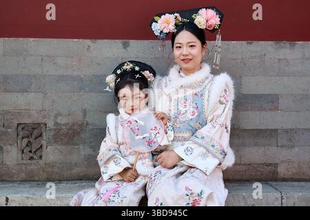 Mutter und Tochter waren in der von der Qing-Dynastie inspirierten Hanfu gekleidet und posierten zusammen Stockfoto