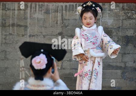 Mutter und Tochter waren in der von der Qing-Dynastie inspirierten Hanfu gekleidet und posierten zusammen Stockfoto