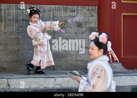 Mutter und Tochter waren in der von der Qing-Dynastie inspirierten Hanfu gekleidet und posierten zusammen Stockfoto