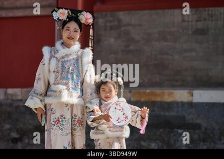 Mutter und Tochter waren in der von der Qing-Dynastie inspirierten Hanfu gekleidet und posierten zusammen Stockfoto