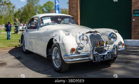 1959 Jaguar XK150 Coupé mit Drop-Kopf, ausgestellt auf dem Bicester Scramble am 27. April 2025. Stockfoto