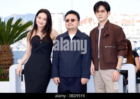 Shu Qi, BI Gan und Jackson Yee beim Photocall zum Kinofilm 'Kuang ye shi dai / Resurrection' auf dem Festival de Cannes 2025 / 78. Internationale Filmfestspiele von Cannes am Palais des Festivals. Cannes, 23.05.2025 Stockfoto