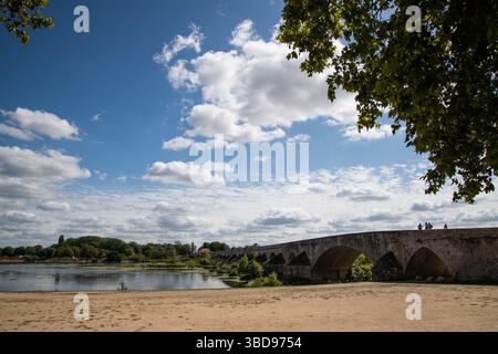 Steinbrücke über die Loire bei Beaugency, Frankreich Stockfoto