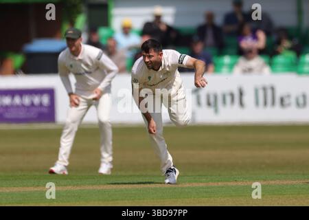 United Kingdom, Leicester, Upton Steel County Ground, 23. Mai 2025, Leicestershire's Ian Holland Bowling während des ersten Tages der Rothesay County Championship Division 2 Spiel zwischen Leicestershire County Cricket Club und Lancashire County Cricket Club, Upton Steel County Ground Leicester. Stockfoto