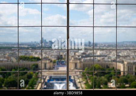 Das Geländer auf der Terrasse des Eiffelturms und die verschwommene Stadt Paris im Hintergrund. Stockfoto