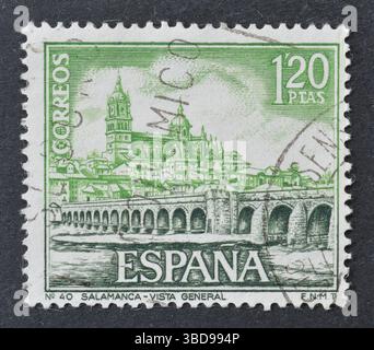 Gestempelte Briefmarke, gedruckt von Spanien, die die allgemeine Ansicht von Salamanca zeigt, um 1968. Stockfoto