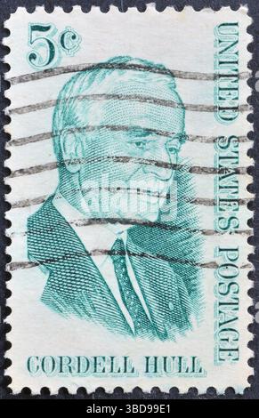 Gestempelte Briefmarke, gedruckt von den USA, die das Porträt von Cordell Hull (1871-1955) zur Erinnerung zeigt, um 1963. Stockfoto