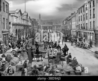 Eine Fotografie aus dem späten 19. Jahrhundert von Paddy's Market in der Cornmarket Street ist den Korkonianern besser bekannt als Coal Quay, eine Uferseite, bevor der Kanal zur heutigen Straße gewölbt wurde. Die Cornmarket Street ist seit langem für ihre Straßenhändler bekannt, von denen einige auf dem Foto zu sehen sind, und die Straße unterstützt noch immer einen lebhaften Straßenmarkt. Stockfoto