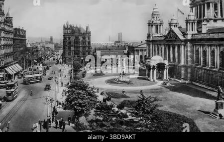 Belfast City Hall, das Bürgergebäude des Stadtrats von Belfast, befindet sich am Donegall Square, Belfast, Nordirland. Das Gebäude, das von Sir Alfred Brumwell Thomas im Stil des Barock Revival entworfen wurde, wurde in Portland Stone erbaut und am 1. August 1906 eröffnet. Es liegt nach Norden und teilt die Handels- und Geschäftsgebiete des Stadtzentrums effektiv. Stockfoto