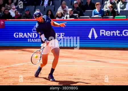 HAMBURG – 23. MAI: Andrea Vavassori aus Italien spielt beim Halbfinalspiel der Bitpanda Hamburg Open am Rothenbaum am 23. Mai 2025 in Hamburg eine Vorhand in seinem Halbfinalspiel mit Simone Bolelli aus Italien gegen Joe Salisbury aus Großbritannien und Neal Skupski aus Großbritannien. (Foto: Rene Nijhuis) Stockfoto