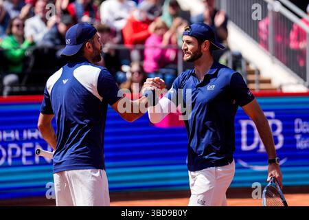 HAMBURG – 23. MAI: Simone Bolelli aus Italien und Andrea Vavassori aus Italien feiern den Sieg nach ihrem Halbfinalspiel der Herren-Doppel gegen Joe Salisbury aus Großbritannien und Neal Skupski aus Großbritannien während des siebten Tages der Bitpanda Hamburg Open am Rothenbaum am 23. Mai 2025 in Hamburg. (Foto: Rene Nijhuis) Stockfoto
