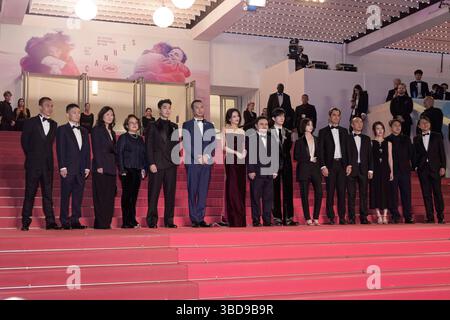 Cannes, Frankreich. Mai 2025. Jue Huang, Yongzhong Chen, Charles Gillibert, Shu Qi, Gan Bi, Jackson Yee, Gengxi Li, Mark Chao besuchen den roten Teppich für die Auferstehung beim 78. jährlichen Filmfestival von Cannes im Palais des Festivals am 22. Mai 2025 in Cannes. Quelle: Bernard Menigault/Alamy Live News Stockfoto