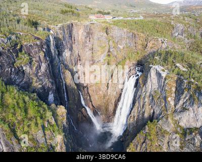 Majestätischer Vøringsfossen-Wasserfall, Norwegen: Ein atemberaubender Blick auf mächtige Kaskaden, die in das malerische Måbødalen-Tal fallen. Stockfoto