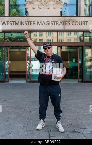 Westminster Magistrates Court, London, Großbritannien. Mai 2025. Dylan Evans, aus Hove, East Sussex, verlässt das Gericht der Westminster Magistrates mit einem „Resistance is Not Terror“-T-Shirt nach seinem Gerichtserscheinen heute Morgen. Herr Evans, der sich selbst vertreten hat, wird angeklagt, in einem Fall um Unterstützung für die verbotene Organisation gebeten zu haben, und in zwei Fällen, in denen er beabsichtigt, Rassenhass zu schüren, entgegen Paragraph 19 des Gesetzes über öffentliche Ordnung 1986.nach seinen Beiträgen in den sozialen Medien im Oktober 2023. Quelle: Amanda Rose/Alamy Live News Stockfoto