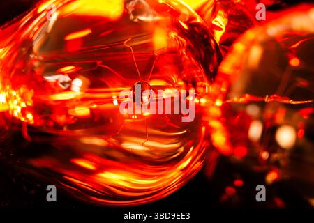 Makrobild der edison-Glühbirne in auffallend warmem Licht Stockfoto
