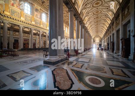 Seitenschiff der barocken Kirche Santa Maria Maggiore in Rom, Italien Stockfoto