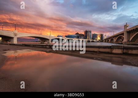 Sonnenuntergang über Tempe Town Lake und den Mill Street Bridges in Tempe, Arizona Stockfoto