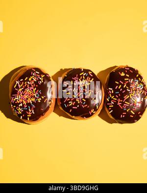Boston Creme Donuts auf gelbem Hintergrund Stockfoto