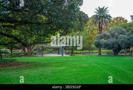 Panoramablick auf Hyde Park mit Grün, kleinem Teich und offenem Pavillon, Perth, Australien, 12. April 2020 Stockfoto