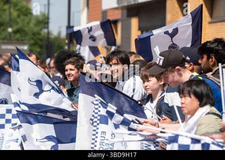 Edmonton, London, Großbritannien. Mai 2025. Nach ihrem Sieg im UEFA Europa League Finale gegen Manchester United in Bilbao ist eine Siegesparade für die Spieler von Spurs geplant, die mit den Fans von Edmonton Green bis zum Tottenham Hotspur Stadion des Vereins gefeiert wird. Fans des Teams treffen sich in den Bereichen rund um das Stadion und die Parade Stockfoto